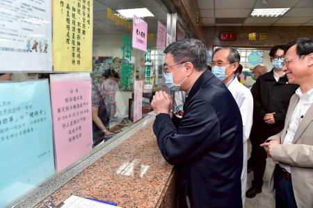 2026年2月19日行政院長卓榮泰視察高雄文雄醫院輕急症中心_UCC_暨慰勉醫護人員。