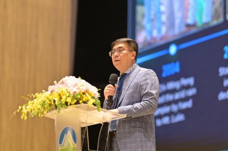 2026年7_SEAS國際研討會 暨鹿林山大氣背景站20週年慶 大合照 彭啓明部長演講.jpg