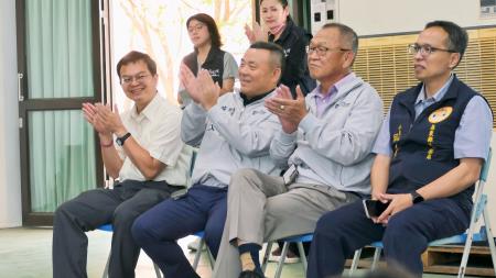 (左起) 里港國中校長鄭宗文、南服中心執行長許乃文、南服中心副執行長陳文亮、里港分局長邱逸樵。