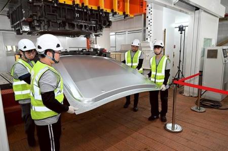 高科大「先進材料成型技術中心」開幕，學生現場示範沖壓鈑金。