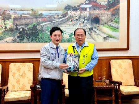 顏副執行長致贈陳縣長伴手禮