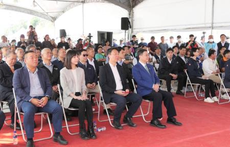 「台27甲線新威大橋延伸至國道10號里港交流道工程」動土祈福典禮，行政院長卓榮泰(前排右1)、交通部部長陳世凱(前排右2)、行政院發言人李慧芝(前排右3)、行政院南部服務中心執行長許乃文(前排右4)。