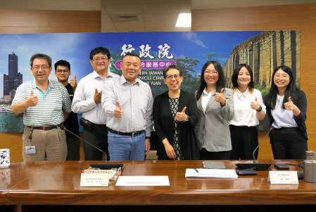 南服中心舉辦「南部地區長者使用AI與全國分析發表會」，與會者包含臺師大廖容瑜副教授(前排左3起)、臺師大王維菁教授、南服中心許乃文執行長、戴雅明執行秘書等人。