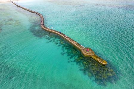 澎湖百大亮點「後寮」以碧海藍天的海中步道「天堂路」聞名，每到漲潮許多遊客前來散步觀海（圖：交通部觀光署提供）.jpg