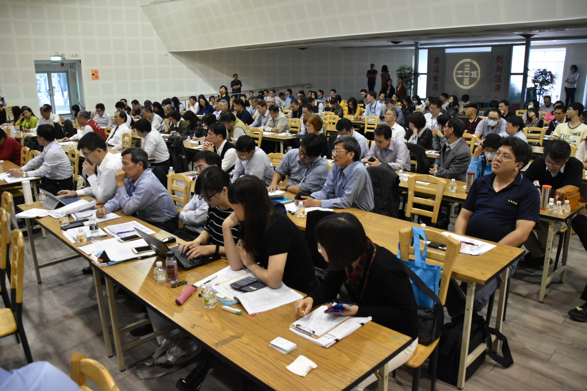 高屏地區各產業界公、協會、經理人約250多人出席.jpg