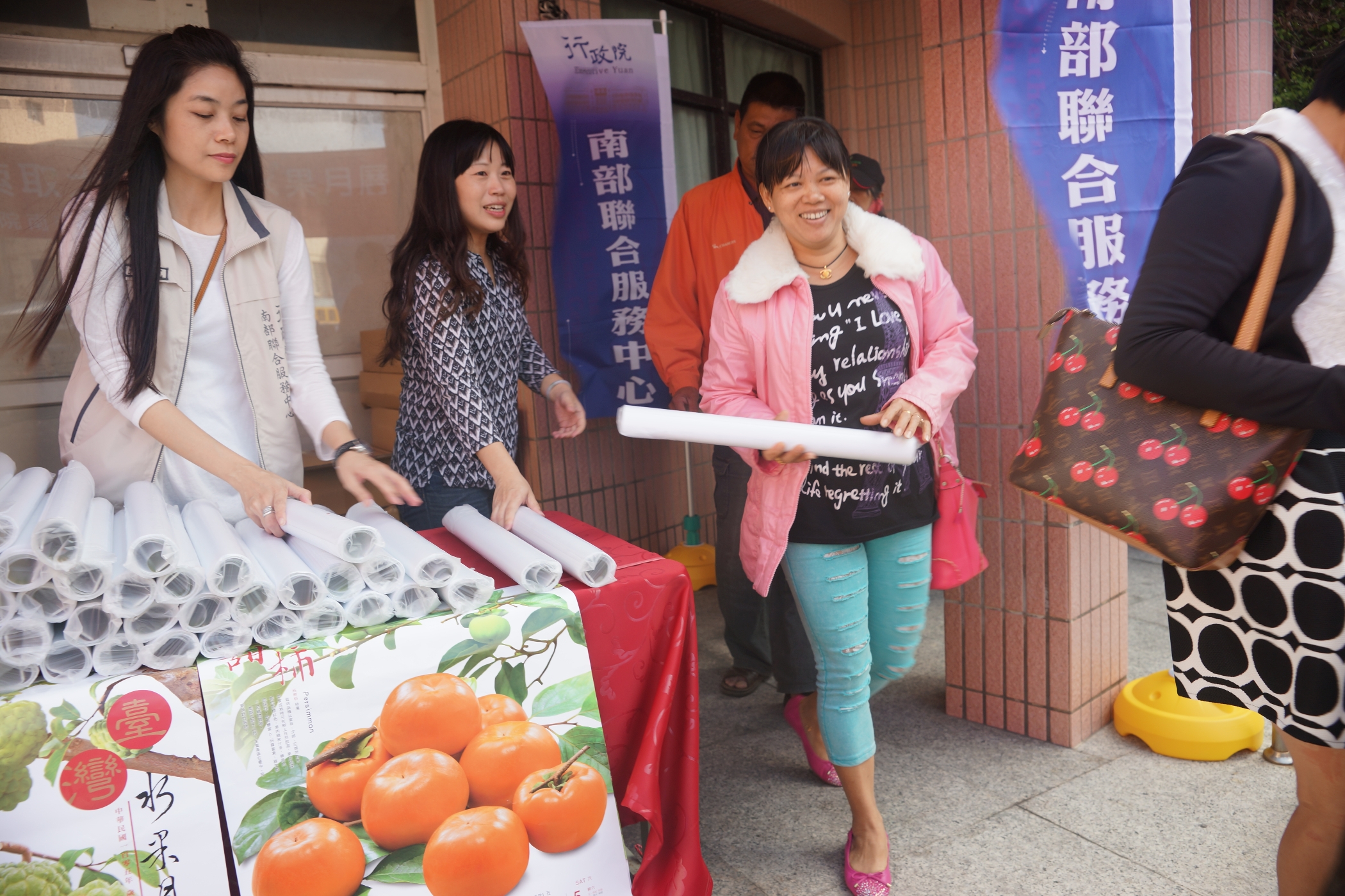 江玲君贈水果月曆給澎湖鄉親