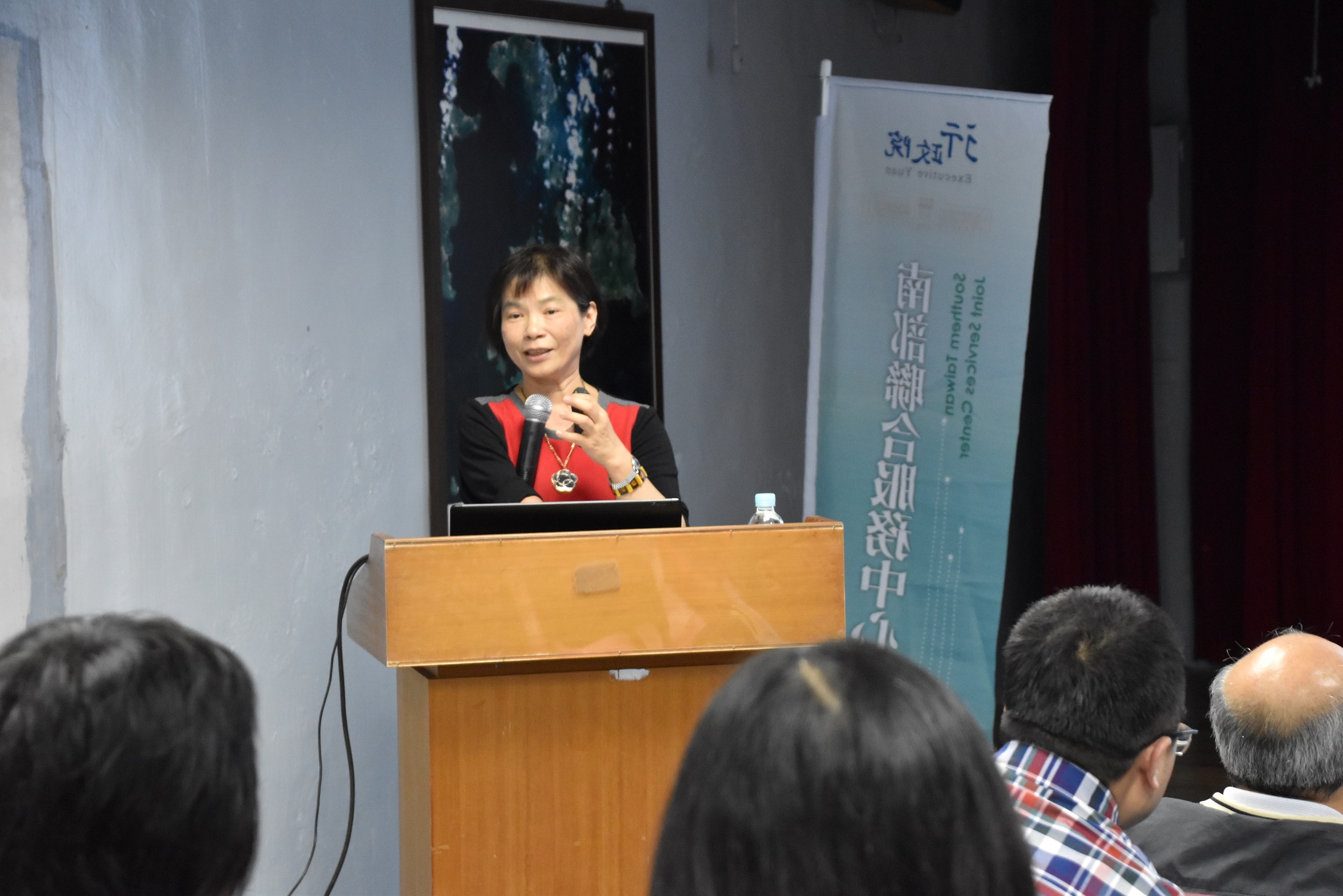 講師陳美蕙副組長主講「 建構以社區為基礎–長照2.0政策規劃及推動進度」.jpg