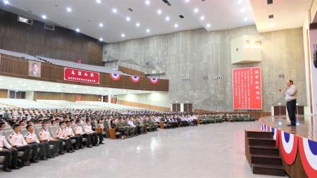 南服中心今(26)日舉辦「2025南方領袖教育學院」季連成政委高雄首講，現場學子反應熱烈。