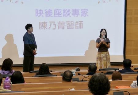 高雄長庚醫院陳乃菁醫師於映後與民眾座談，回應失智症照護相關問題。