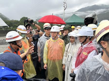 2025年8月4日行政院長卓榮泰視察台20線79k道路修復情形。