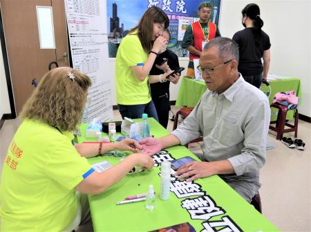 講座現場提供民眾血壓、血糖、身體組成等健康量測服務。