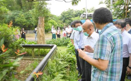 行政院長蘇貞昌參訪國立屏東科技大學_保育類野生動物收容中心2.jpg