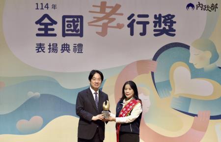 1141028孝行獎_總統與受獎人.jpg