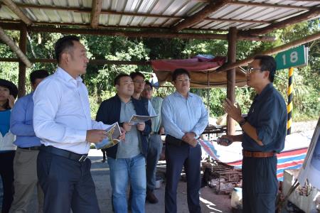 陳政聞執行長在18K崩塌處聽取簡報.jpg