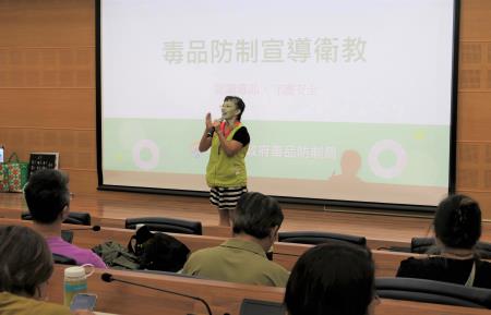 何幸玲說明吸毒後常見的徵兆，協助企業主與人資主管及早辨識員工是否涉毒。.jpg