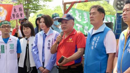 退休警消集結南服中心陳抗 陳文亮副執行長代表接下陳情書