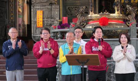 總統前往南部地區廟宇參香並發放福袋