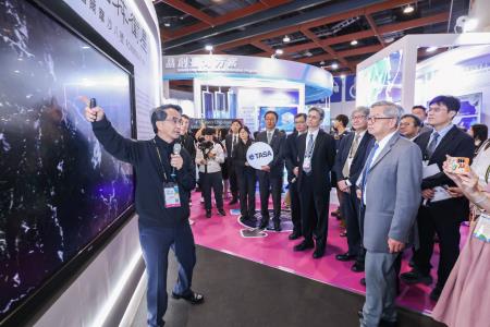 國科會主委吳誠文參觀國家太空中心福衛八號首批影像成果，展現臺灣自主太空科技研發的實力。.jpg