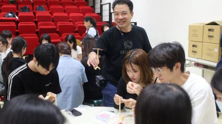竹蜻蜓DIY手作活動，透過實作體驗濕地生態。