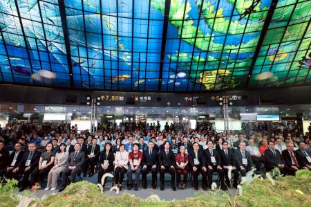 2025年10月18日行政院南服中心謝文斌副執行長陪同院長出席「平復國家不法暨頒發名譽回復證書聯合典禮」_1