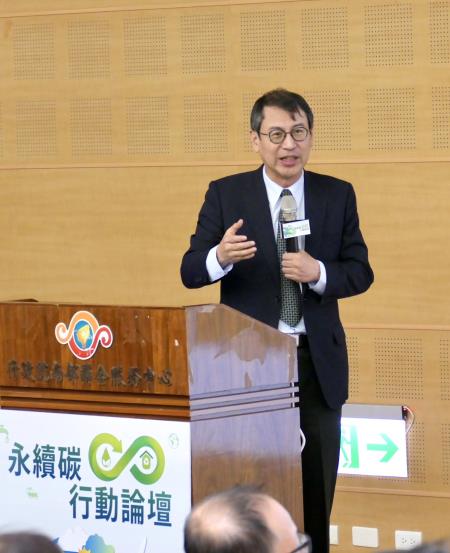 行政院能源及減碳辦公室副執行長林子倫精闢解析全球氣候政策與減碳趨勢。.jpg