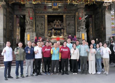 總統前往南部地區廟宇參香並發放福袋