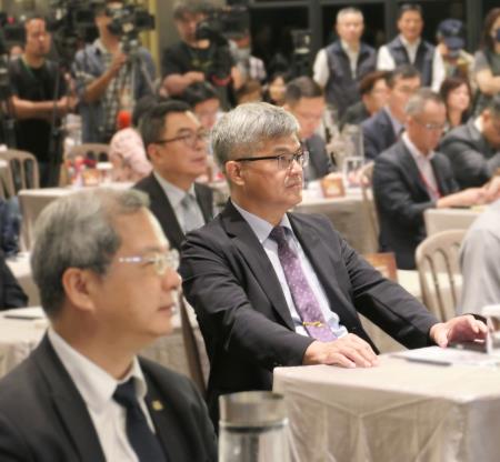 2025年7月15日行政院長卓榮泰出席「壯大資產管理，迎向黃金年代」高峰論壇_4