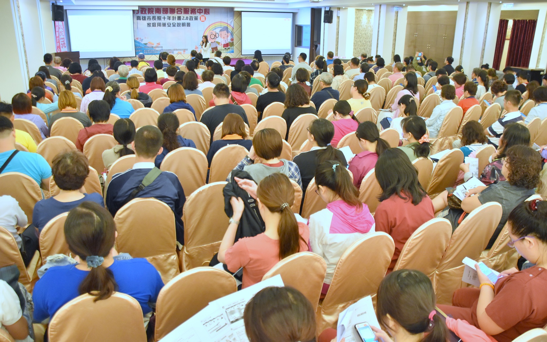 高雄市政府社會局方麗珍科長說明高雄市推動長照2.0工作報告.jpg