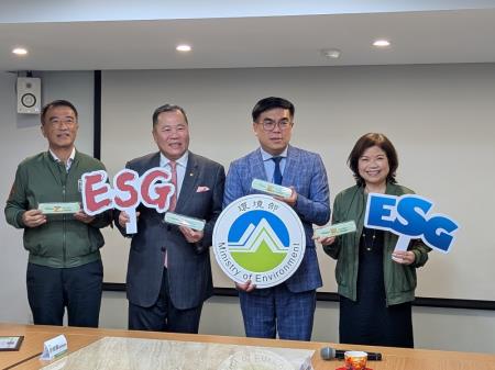 1150715 環境部長彭啓明前往台灣航空貨運承攬股份有限公司頒發「袋袋箱傳」感謝狀.jpg