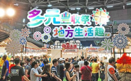勞動部高分署舉辦「多元豐收祭 地方生活趣」假日市集，集結29家執行多元培力就業計畫的民間團體及10家微型創業鳳凰店家聯合展售。.jpg