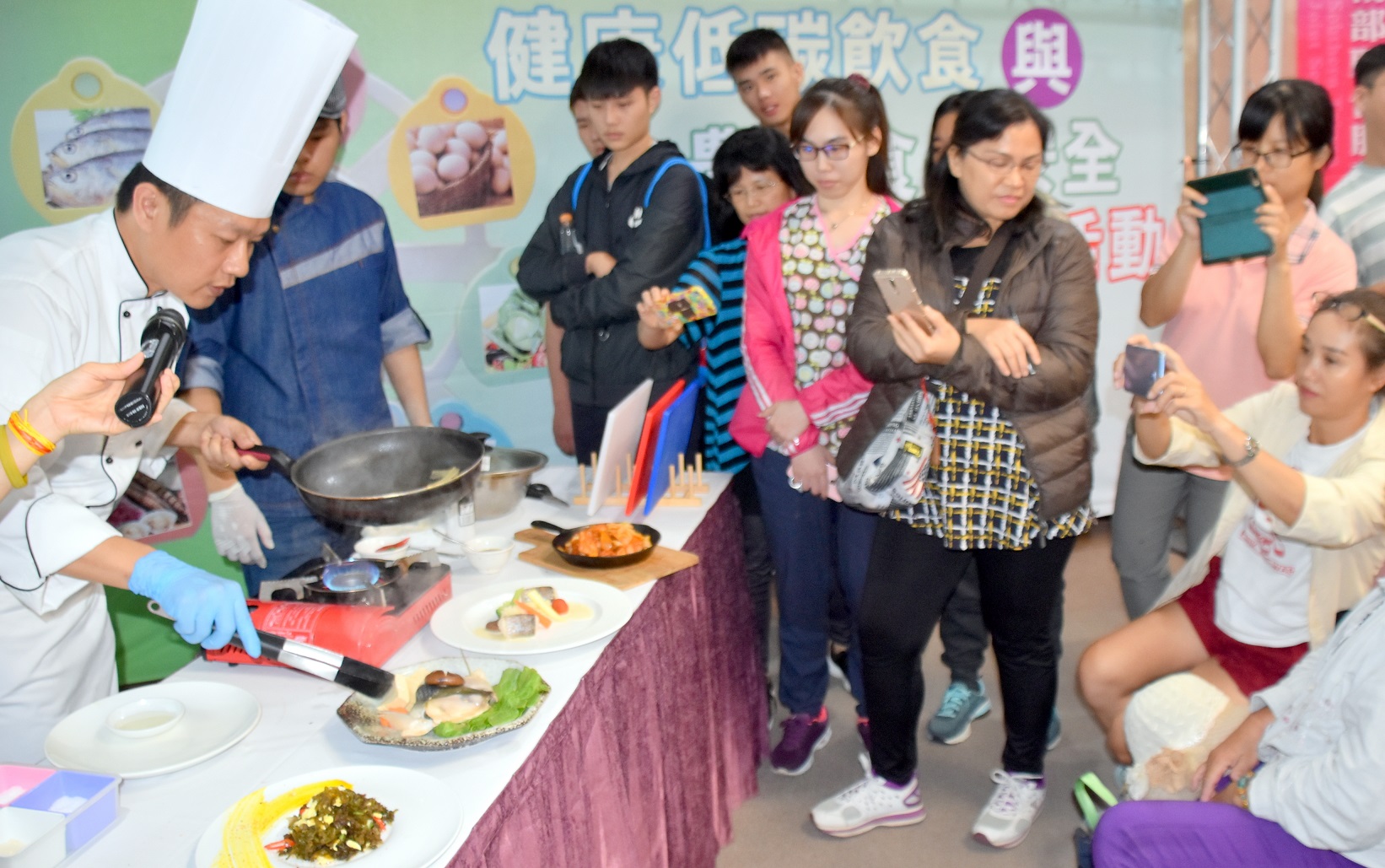 大仁科技大學黃啟順助理教授現場示範4道健康低碳飲食菜單.jpg