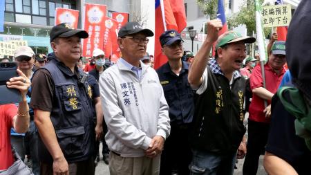 退休警消集結南服中心陳抗 陳文亮副執行長代表接下陳情書