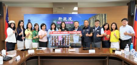 行政院南服中心許乃文執行長（中）與蔡語鈴主委（左）、副主委邱金英、陳伊莉（左側）、副執行長陳文亮、謝文斌（右側）及其他委員，共同出席捐款儀式。