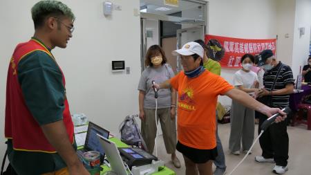 講座現場提供民眾血壓、血糖、身體組成等健康量測服務。