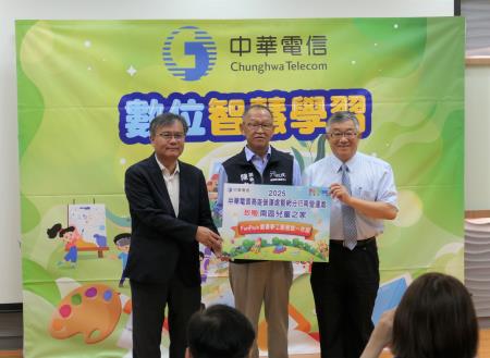 中華電信高雄營運處柯偉震總經理致贈「FunPark童書夢工廠」互動電子書一年帳號，實質支援孩子們進行數位閱讀與創作學習，預計將有上百位學童受益。