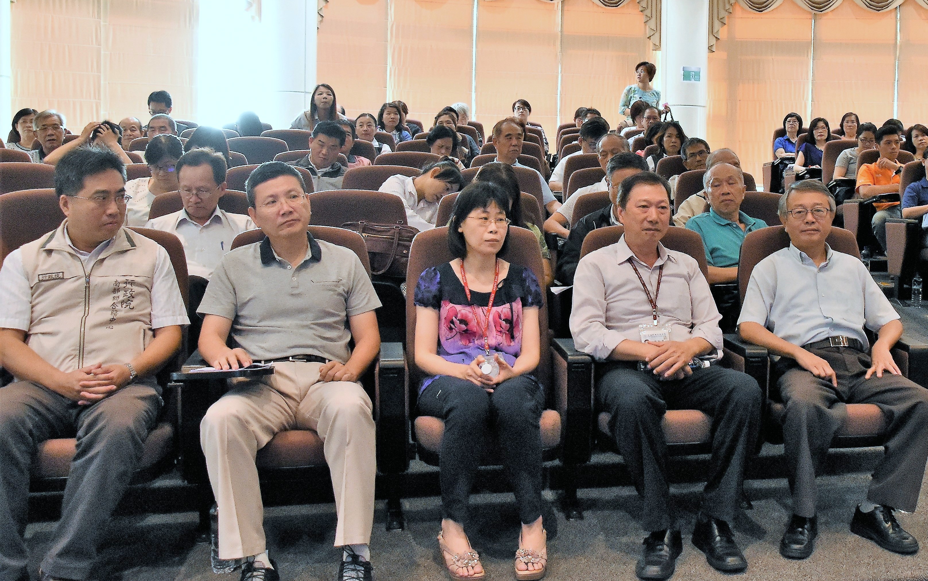 行政院南部聯合服務中心洪建隆副執行長(右一)、財政部國稅局南區分局長楊松華(右二)在場.jpg
