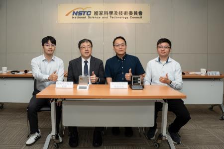 在國科會支持下，國立成功大學航空太空工程學系李約亨特聘教授率領ZAP LAB研究團隊，奠基於「真空陰極電弧推進器（VCAT）」與「脈衝式電漿推進器（PPT）」雛型技術，成功研發「真空電弧誘發脈衝電漿推進器（VAI_PPT）」，並升級優化 VCAT 點火穩定性與系統性能。左2起為 國科會工程處洪樂文處長、 國立成功大學航空太空工程學系李約亨特聘教授.jpg
