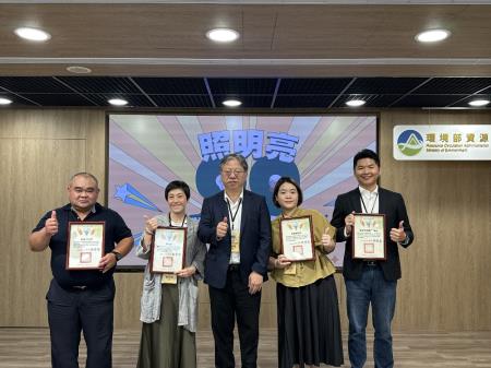5. 循環署許智倫副署長感謝連續三年參與合作之綠色夥伴（左起：光南、特力屋、愛買、展晟照明集團）.jpg