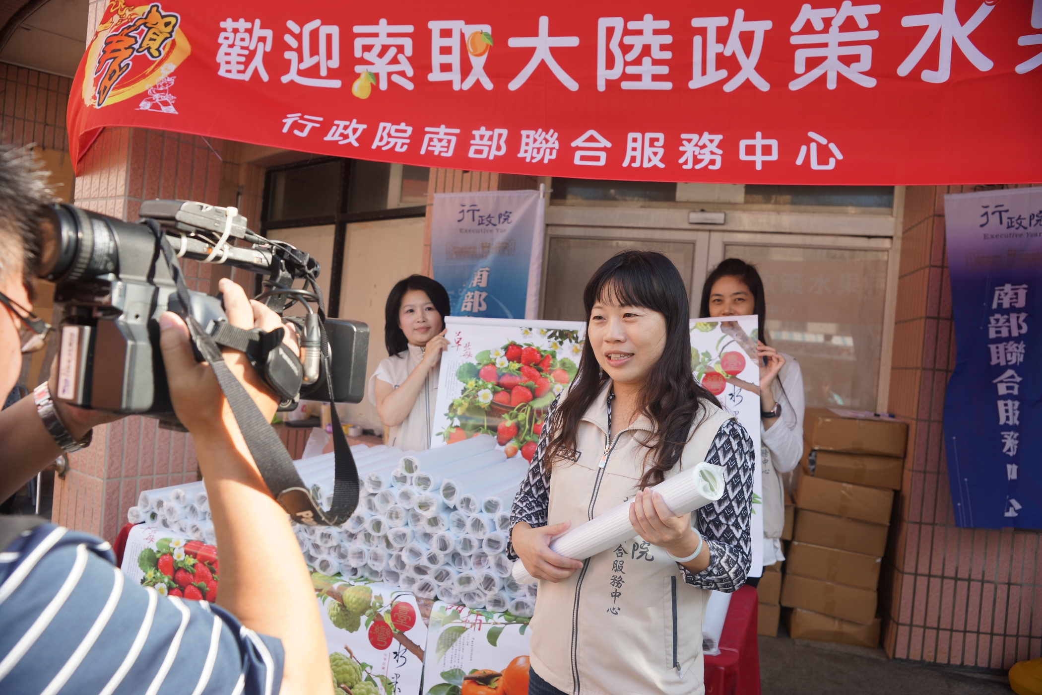 江玲君說明發放水果月曆給澎湖鄉親