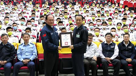 空軍官校校長黃盈捷致贈感謝狀給季連成政委。