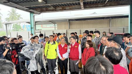 許乃文執行長陪同院長赴屏東視察農損及排水改善工程