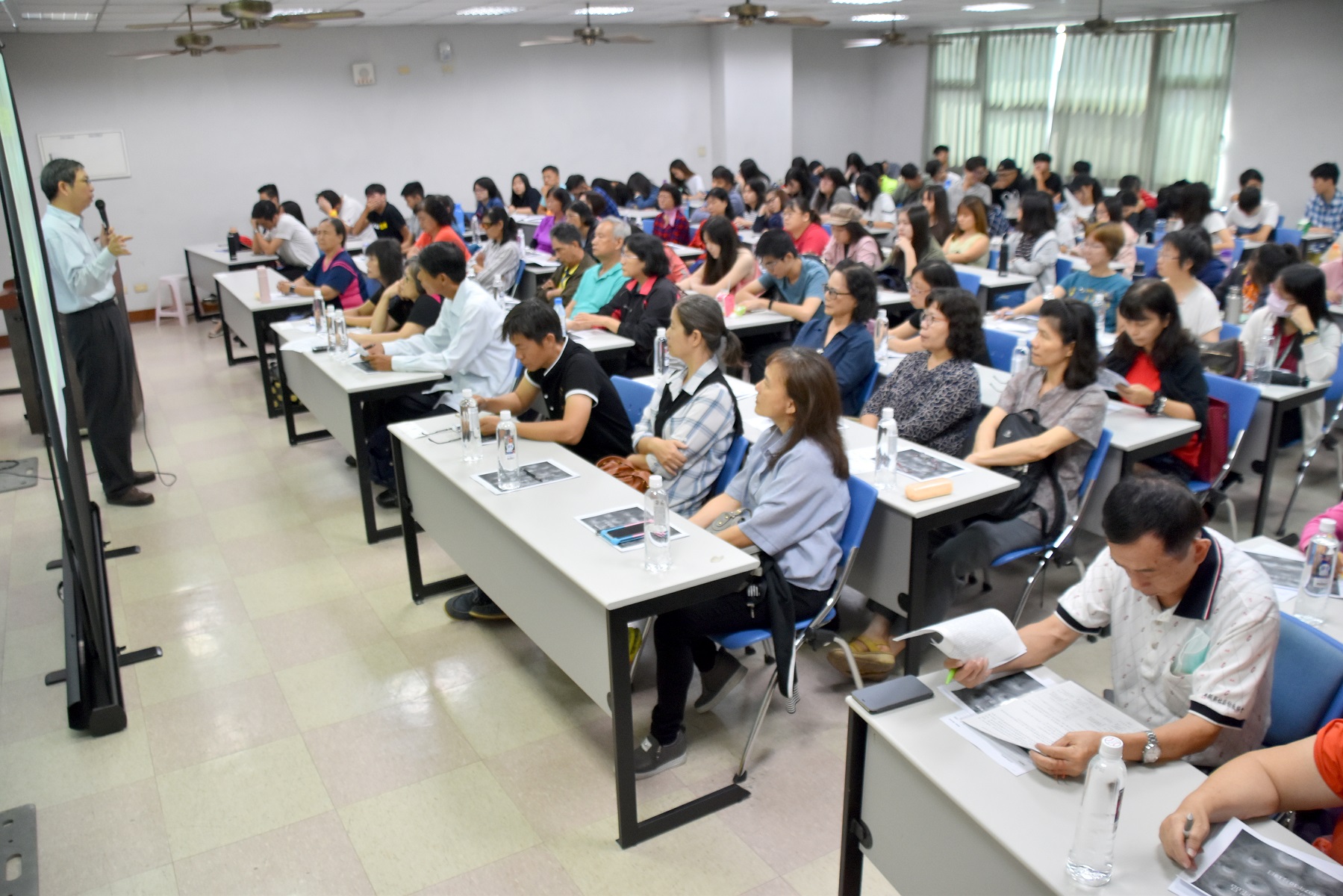 行政院南部聯合服務中心19日在義守大學舉辦「健康低碳飲食與農產食品安全」宣導活動.jpg