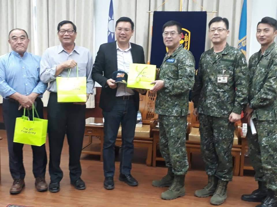 行政院南部中心洪村銘執行長與許國華、鍾明輝副執行長拜會八軍團劉得金指揮官.jpg