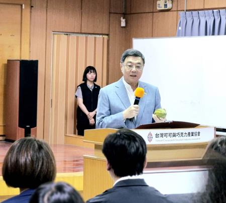 卓揆參訪屏東可可產業　陳文亮副執行長陪同