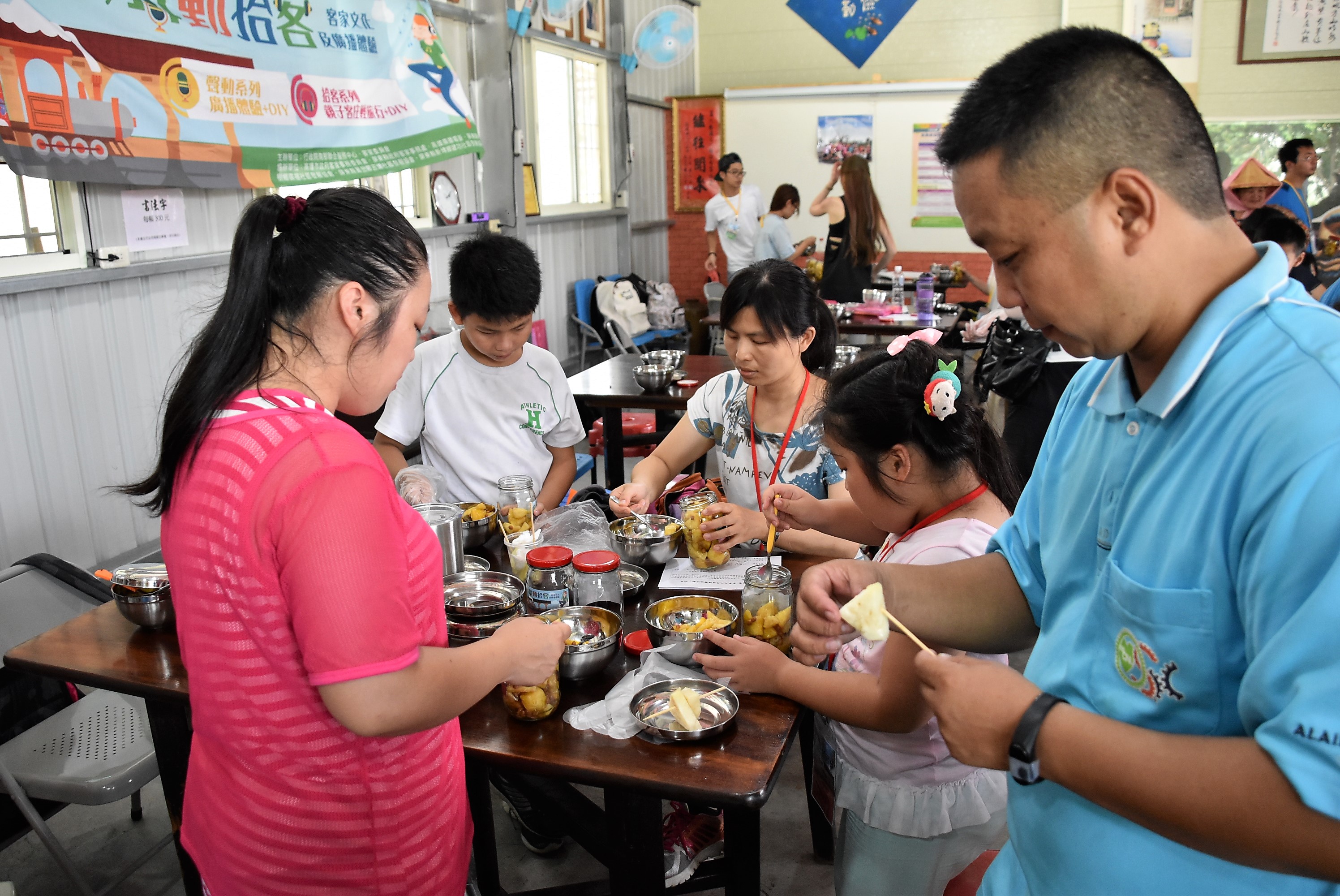 親子們品嘗新鮮鳳梨的同時，大手牽小手diy鳳梨豆醬，新鲜感十足。.jpg