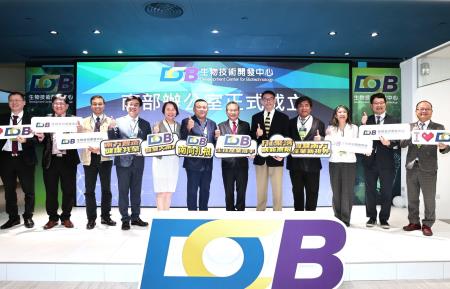 生技中心南部辦公室13日啟用，台南億載會長陳威仁（右四起）、國科會科技辦公室副副執行秘書呂佩融、生技中心董事長涂醒哲、行政院南部中心執行長許乃文、南科管理局長鄭秀絨等人共同揭牌。