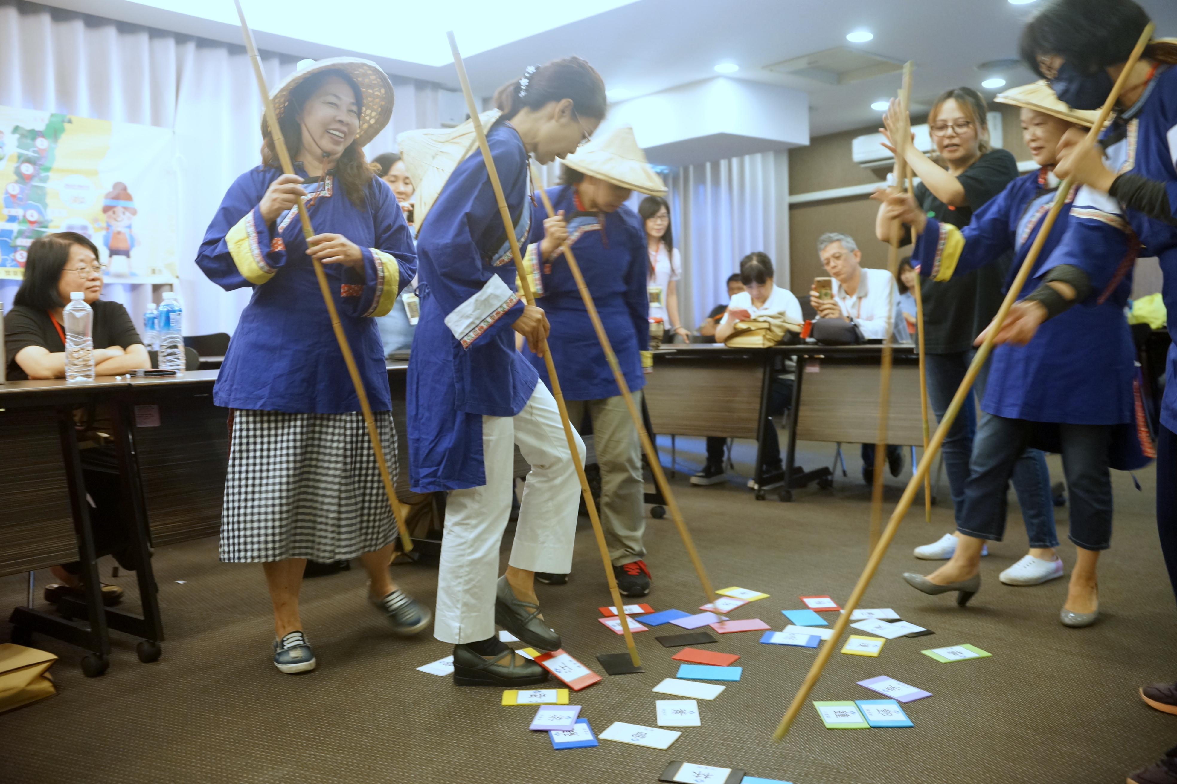 學員穿著客家藍衫進行「姓氏踔田」趣味競賽，氣氛熱烈歡笑聲不斷.jpg