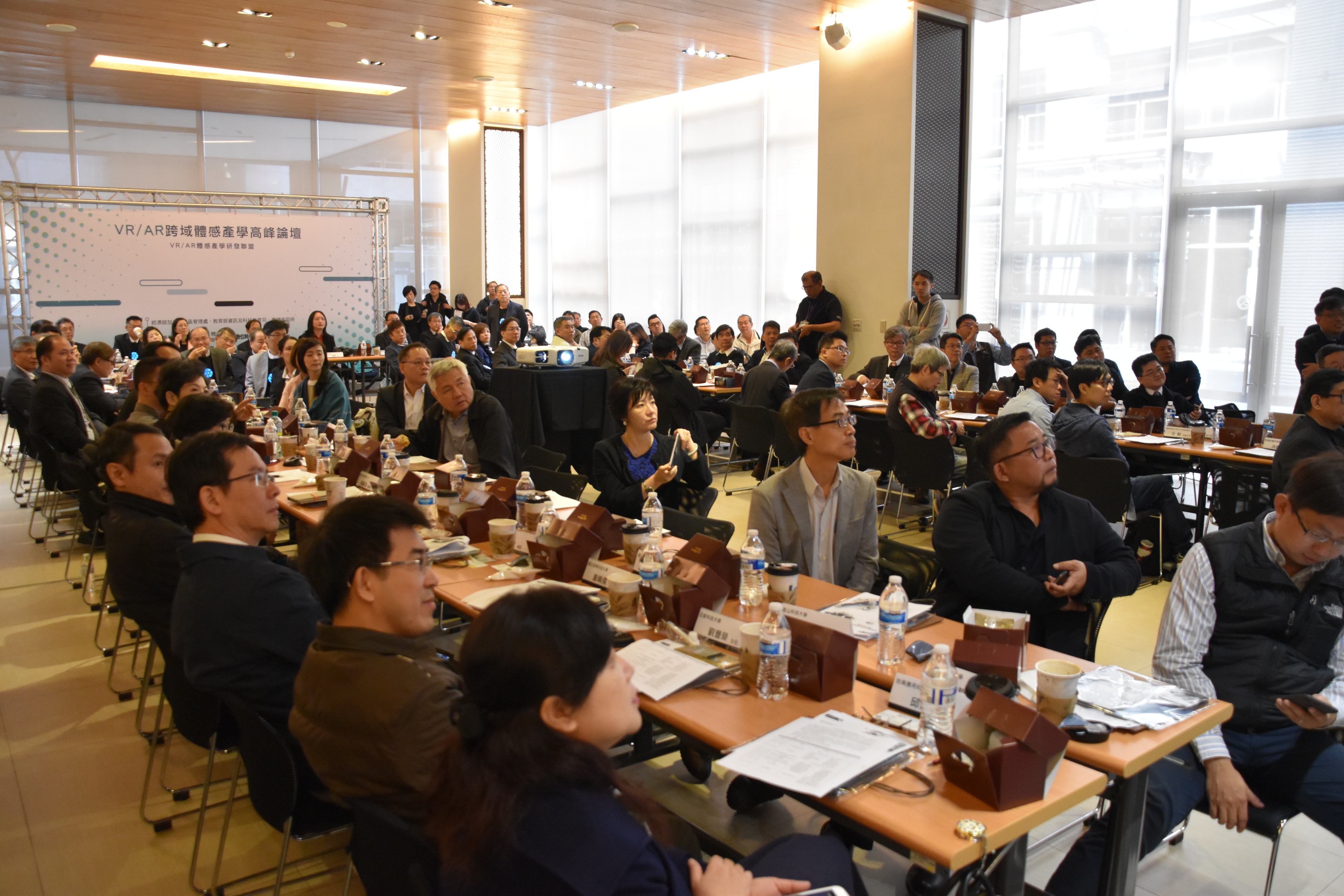 vrar跨域體感高峰論壇全場座無虛席.jpg