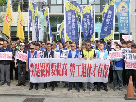 勞團赴南服中心陳情　許乃文執行長：將儘速轉交辦理。