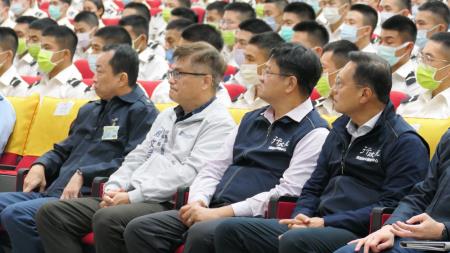 行政院南服中心主辦「2026南方領袖教育學院」，邀請季連成政委於空軍官校演講。